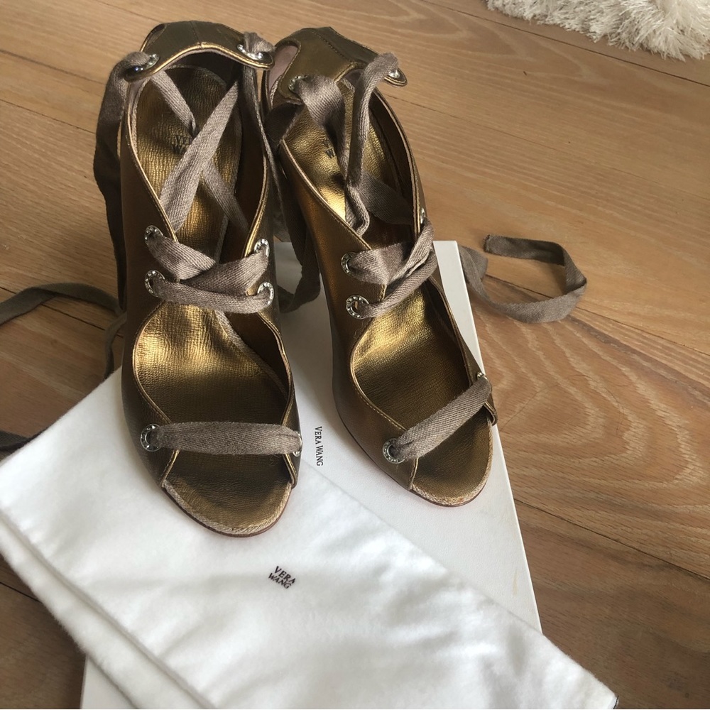 Luxury Designer Vera Wang Gold Palm High Heels - NWT